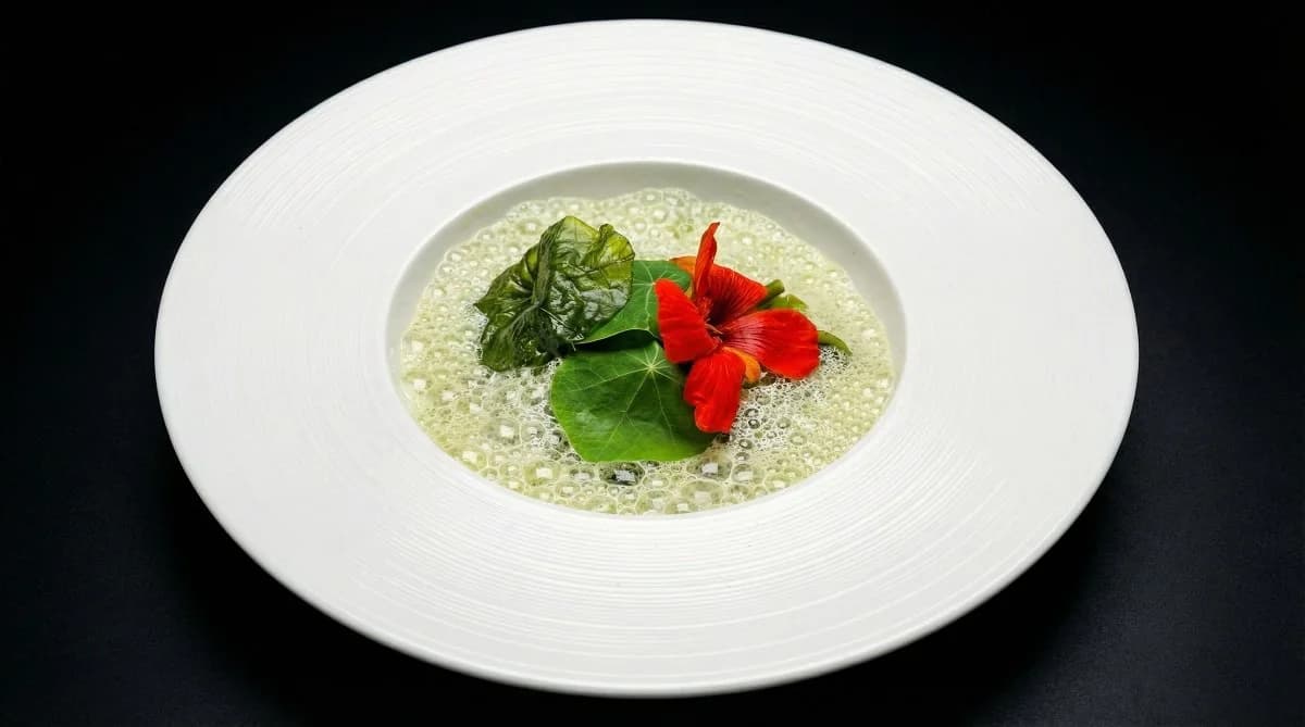 Spinach noodle, blomkarse, green curry.